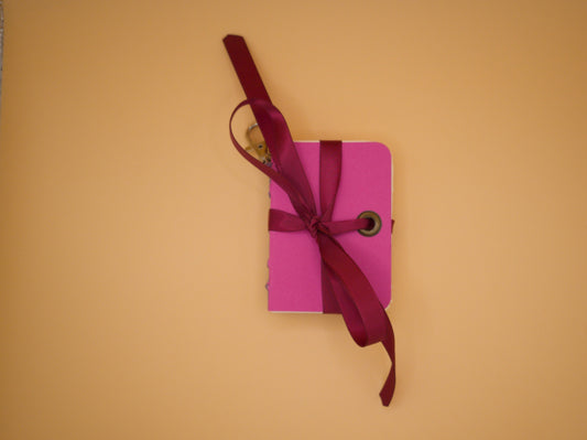 Mini carnet porte-clés Bi, couverture rose fuchsia, ruban bordeaux