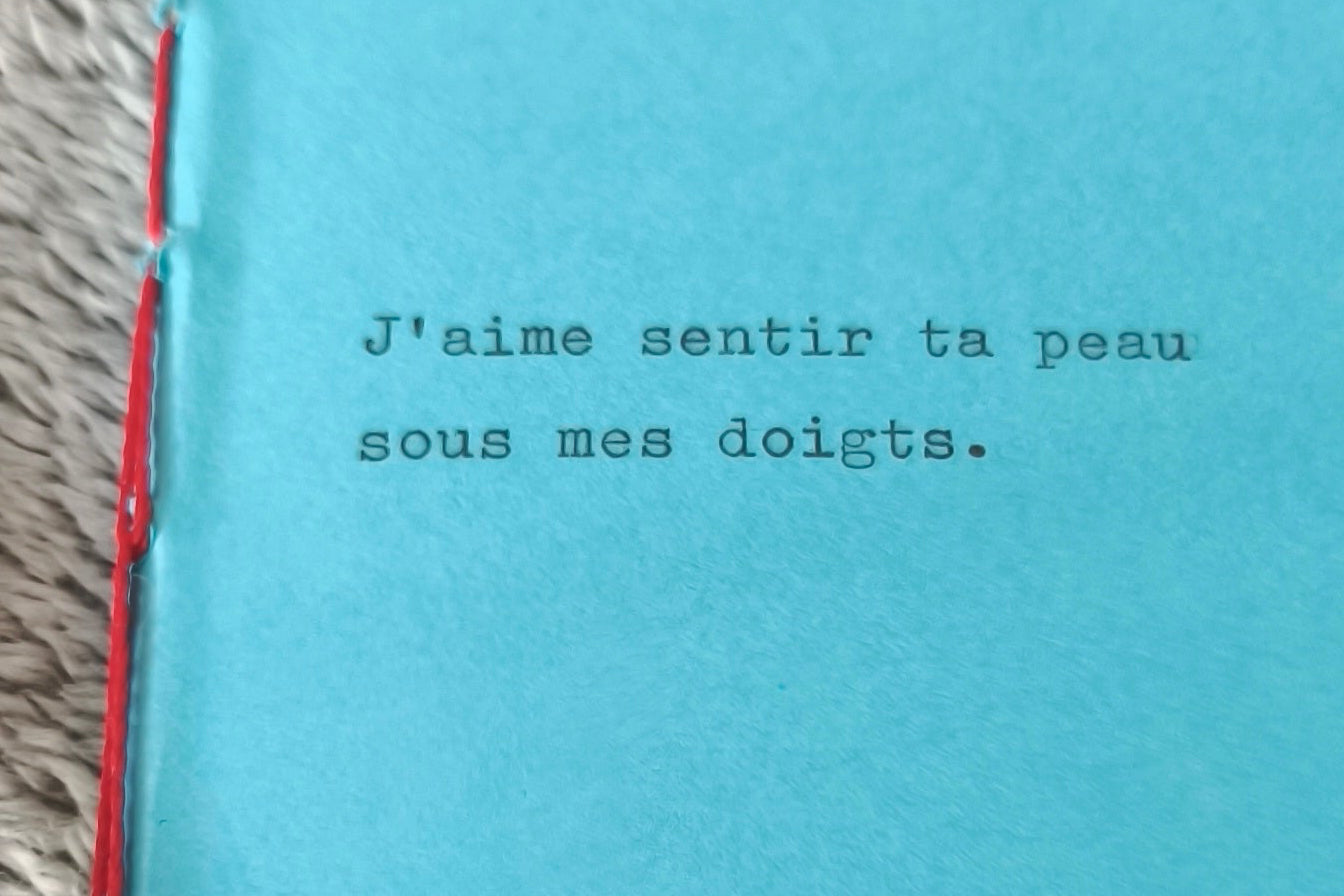 "J'aime sentir ta peau sous mes doigts." - Carnet A6 48 pages