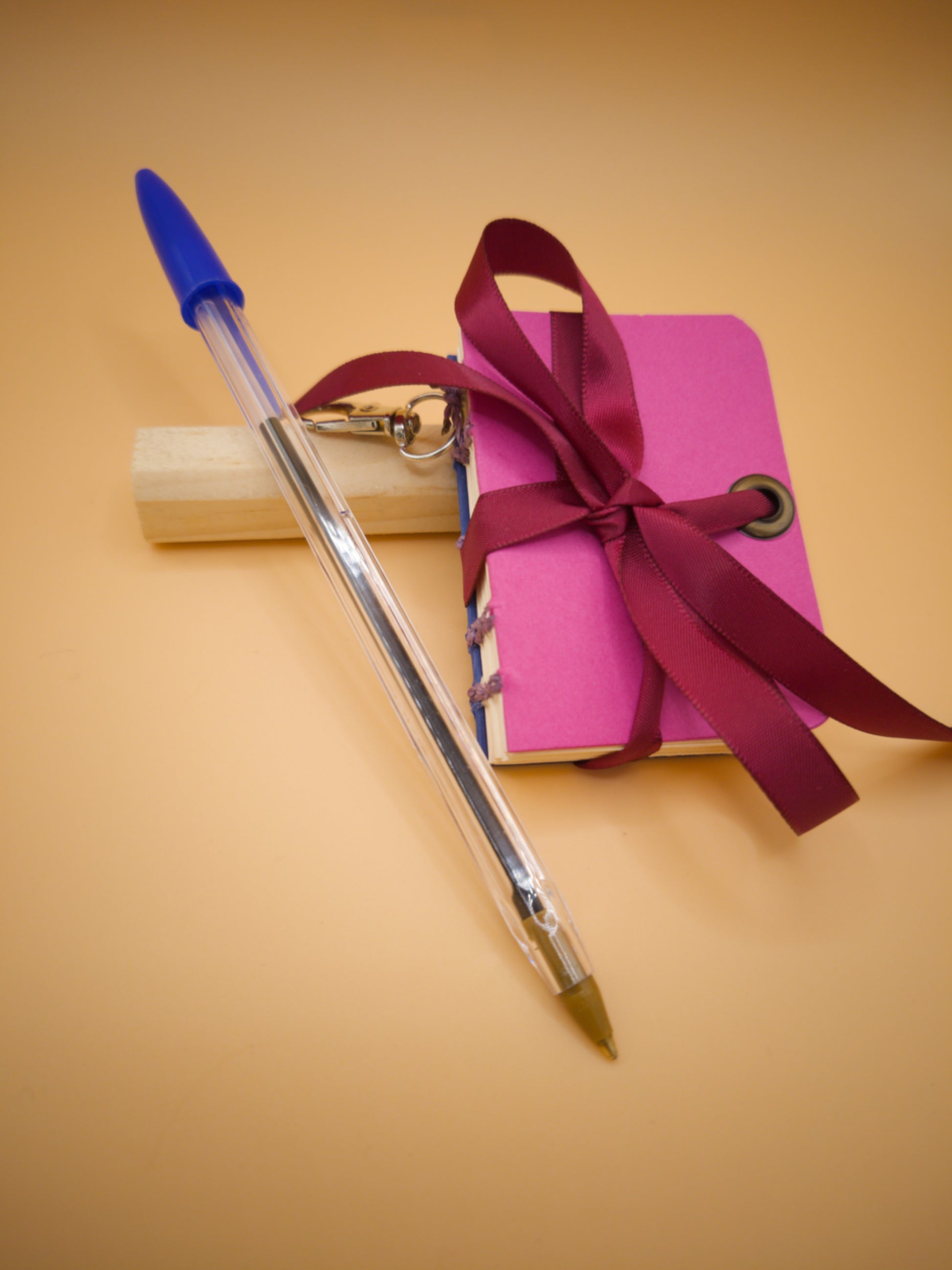 Mini carnet porte-clés Bi avec stylo pour l'échelle