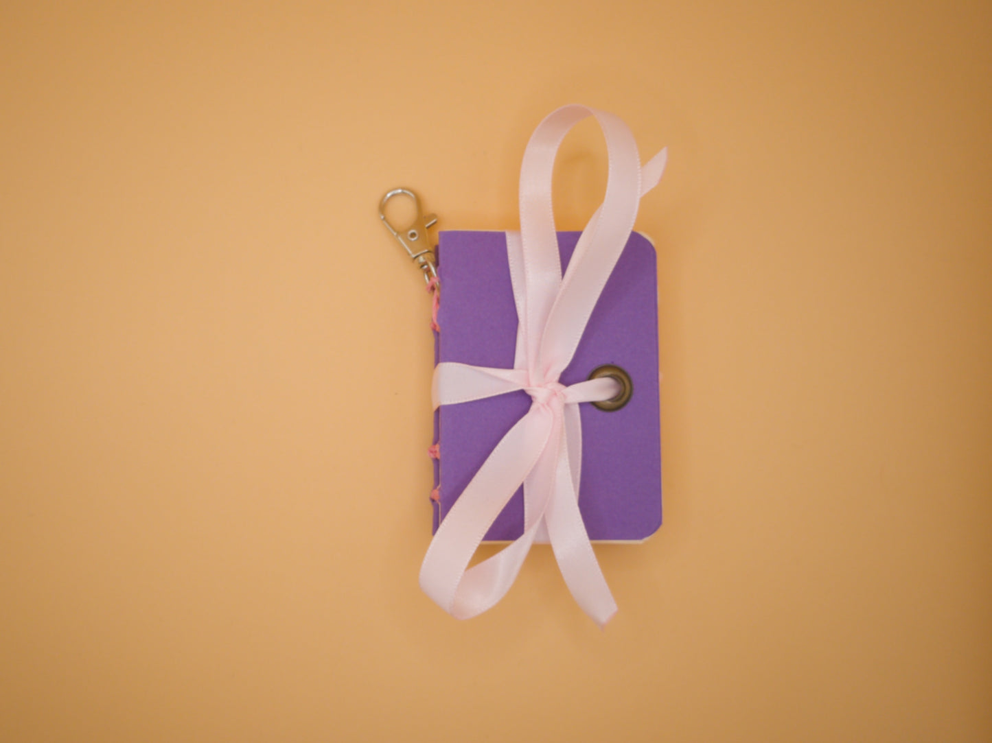 Mini carnet porte-clés Lilas Rose, couverture lilas, ruban rose pâle