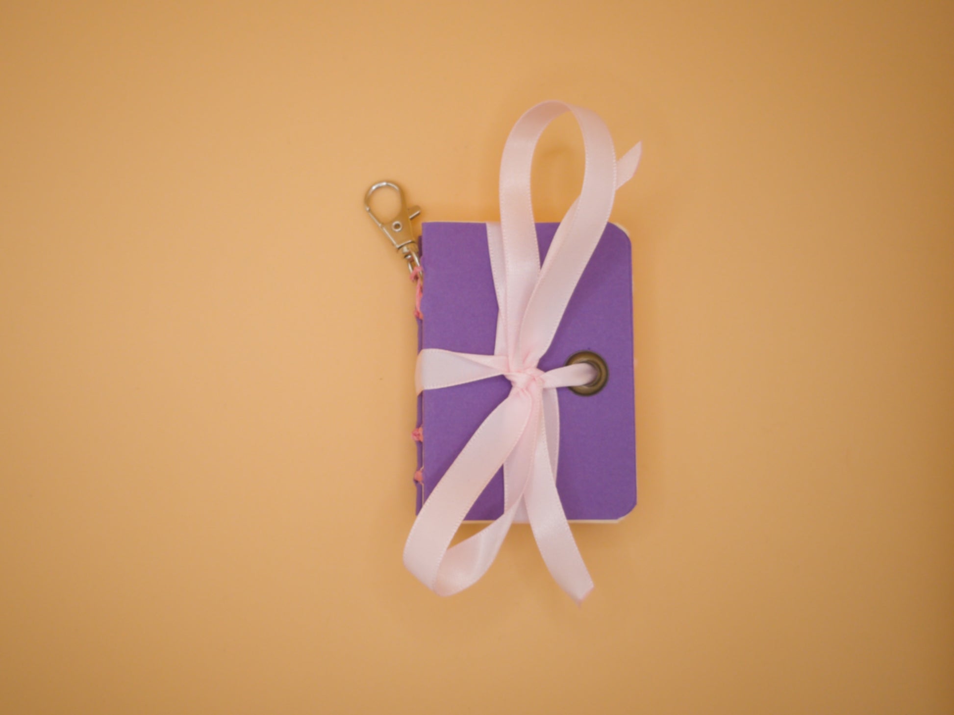 Mini carnet porte-clés Lilas Rose, couverture lilas, ruban rose pâle