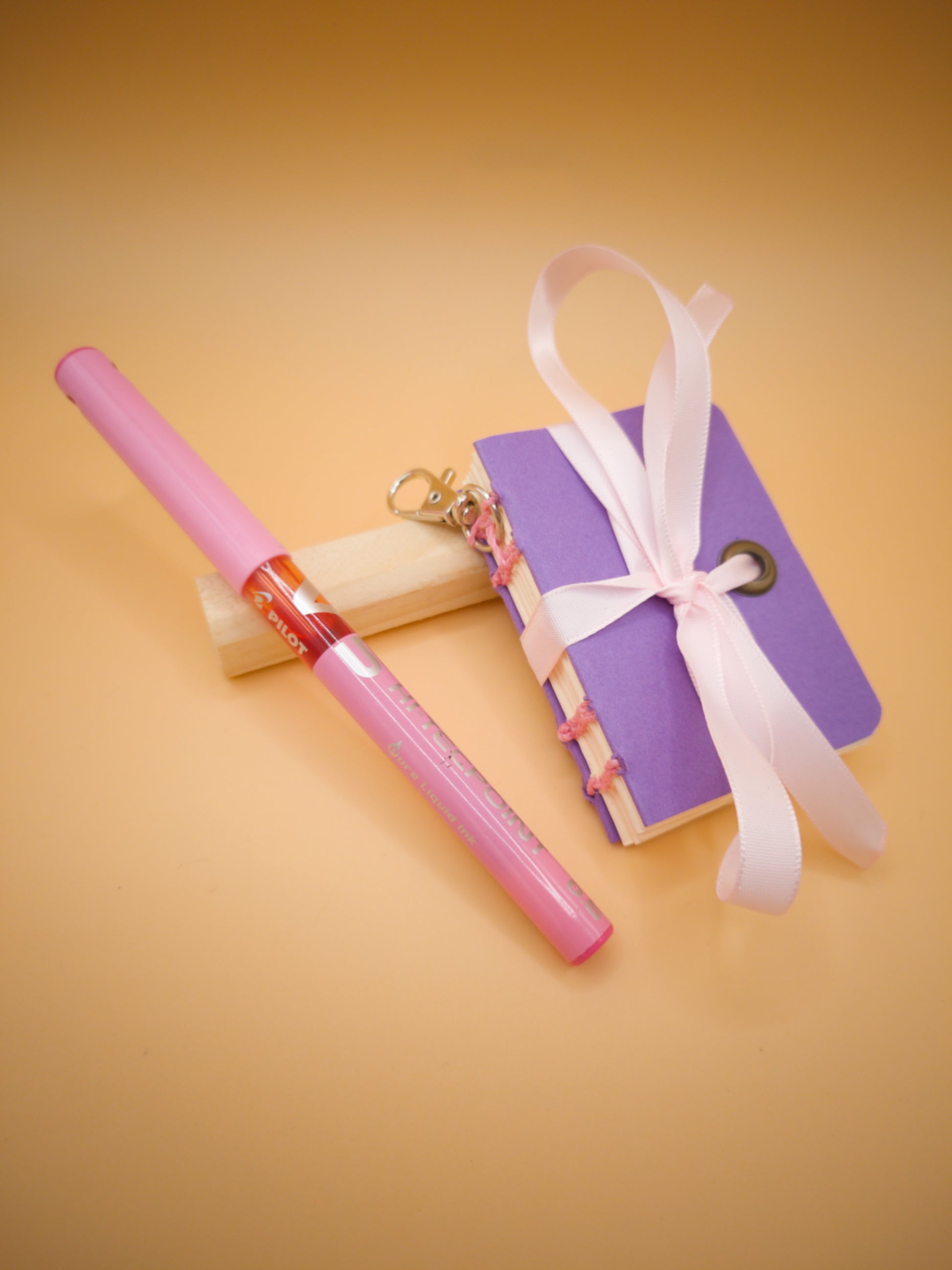 Mini carnet porte-clés Lilas Rose avec stylo pour l'échelle