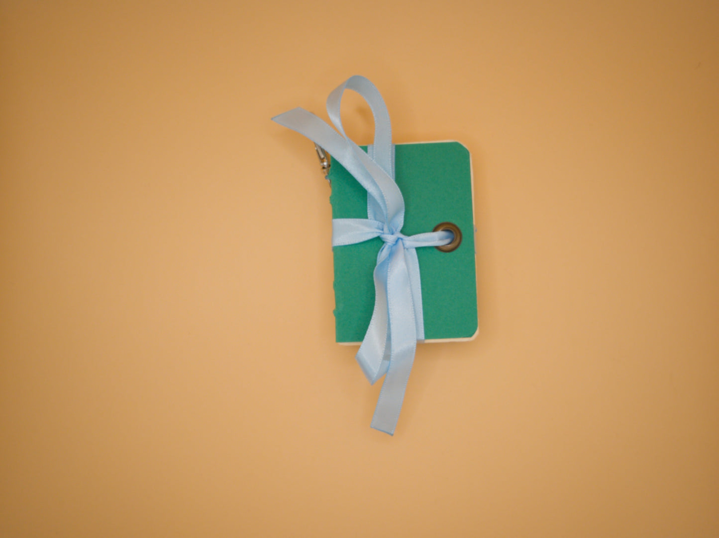 Mini carnet porte-clés Sapin, couverture vert sapin, ruban bleu ciel