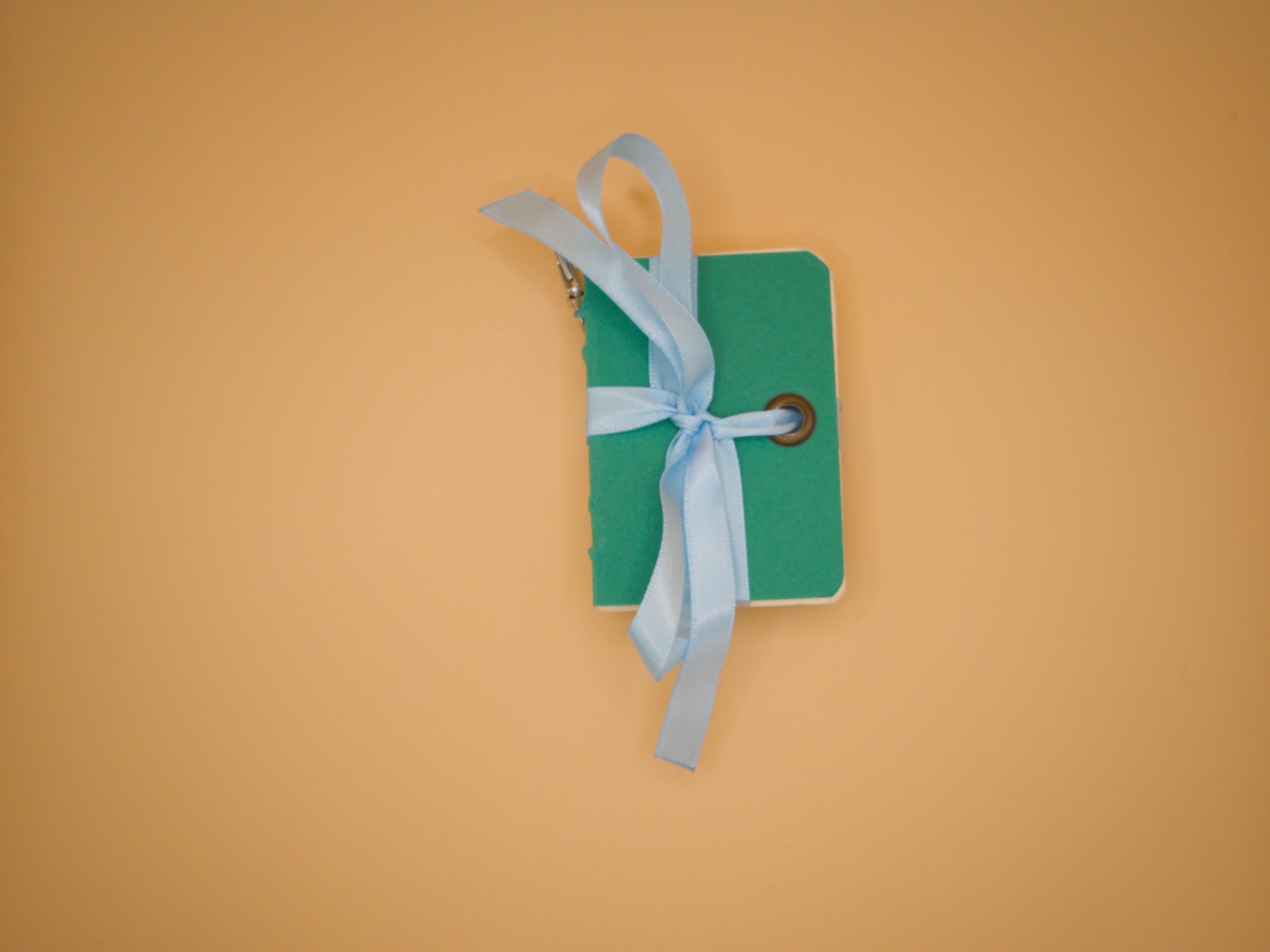 Mini carnet porte-clés Sapin, couverture vert sapin, ruban bleu ciel