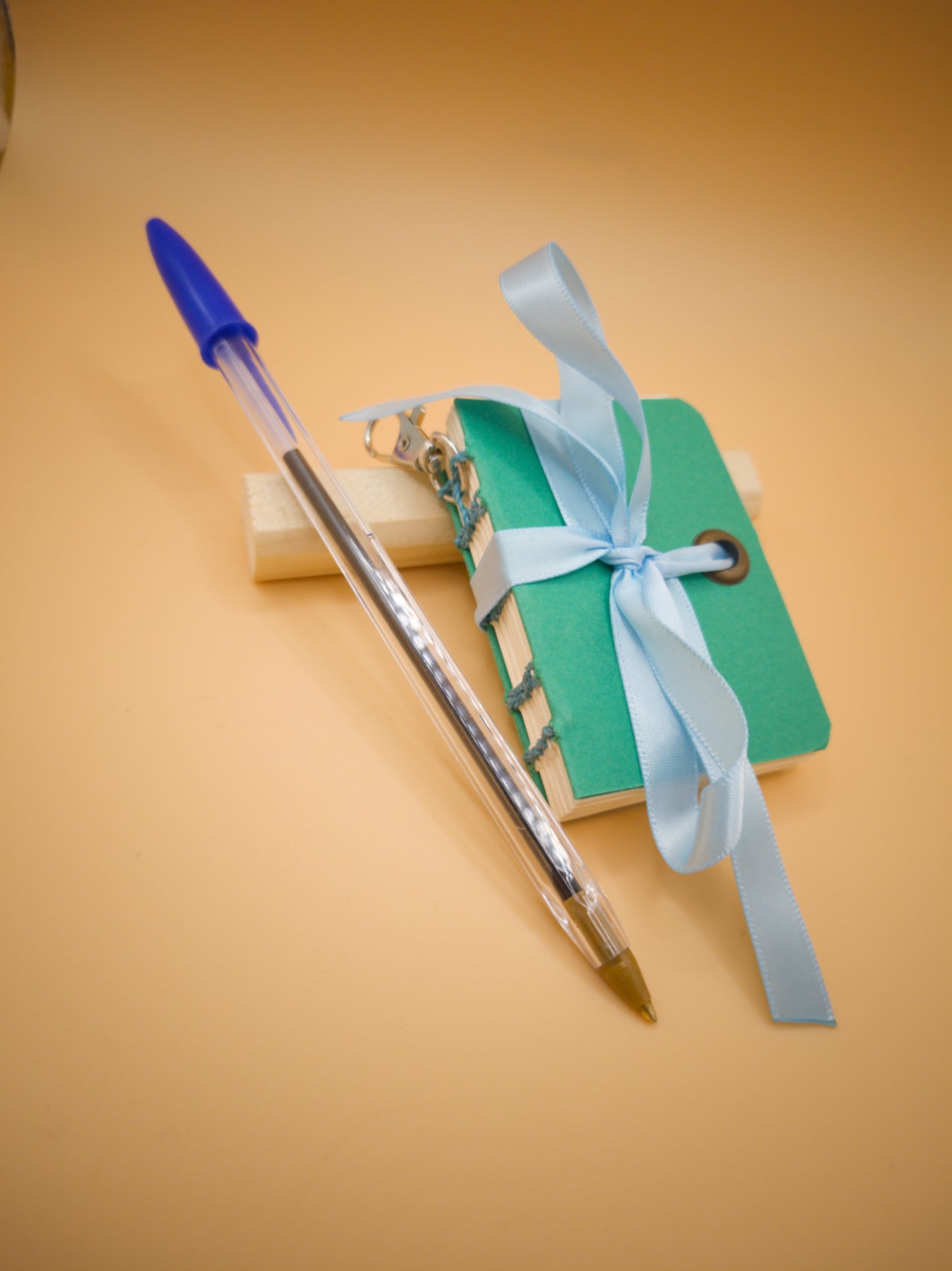 Mini carnet porte-clés Sapin avec stylo pour l'échelle