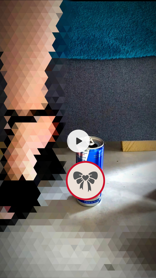 Une capture d'une vidéo, où on voit une canette dont la marque est cachée par le logo du site, et où on devine à côté mais flouté un pied dans un talon ouvert